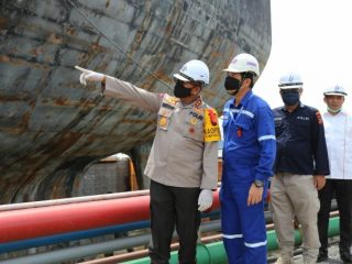 Kapolda Sumut Irjen Pol Martuani Sormin, saat meninjau kapal tanker Jag Leela.