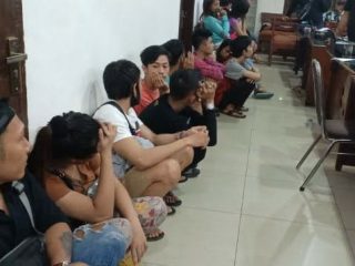 Prostitusi online dibongkar personel Polsek Medan Kota dari pengrebekan rumah kos-kosan Jalan HM Joni No 121.
