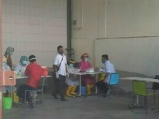 Karyawan Supermarket Brastagi saat menjalani rapid test, Selasa (19/5/2020)