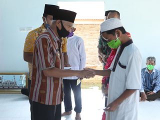 Bupati Asahan mengunjungi Mesjid Al-Ikhlas Desa Opa Padang Mahondang Kecamatan Pulau Rakyat.