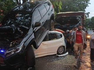 Tabrakan beruntun libatkan lima unit mobil di Jalan Ring Road simpang Jalan Jenderal Gatot Subroto, tepatnya depan pusat perbelanjaan Manhattan Square