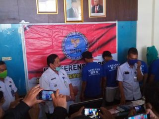 Seorang oknum polisi yang bertugas di Polres Simalungun, Aipda IJS, dibekuk personel Badan Narkotika Nasional Kota (BNNK) Pematang Siantar atas kepemilikan narkotika.