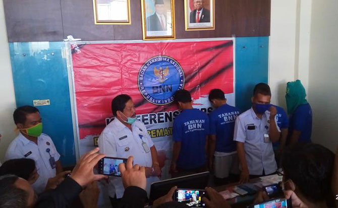 Seorang oknum polisi yang bertugas di Polres Simalungun, Aipda IJS, dibekuk personel Badan Narkotika Nasional Kota (BNNK) Pematang Siantar atas kepemilikan narkotika.