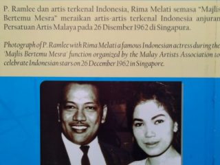 P Ramlee (kiri) bersama artis senior Indonesia, Rima Melati dalam sebuah event jaman dulu. Foto diambil dari dinding kenangan di Museum P Ramlee, Penang, Malaysia, beberapa waktu lalu. (kaldera/rozi)