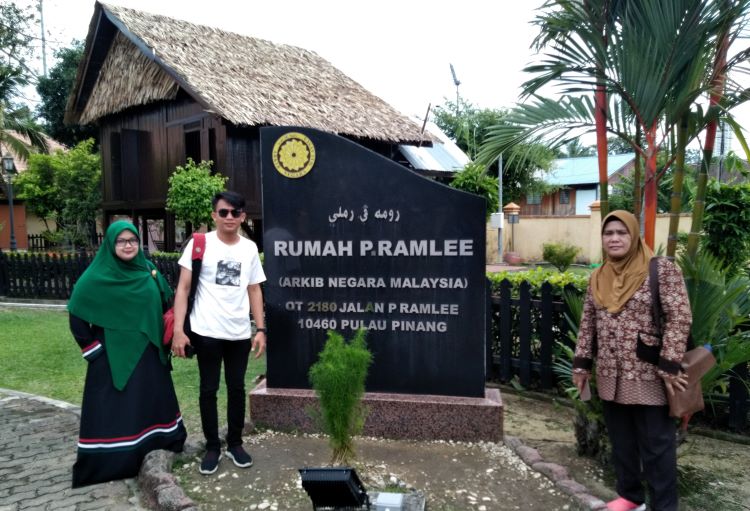 Sejumlah wisatawan berfoto dengan latar belakang rumah P Ramlee yang juga menjadi bagian Museum P Ramlee, Penang, Malaysia (kaldera/rozi)