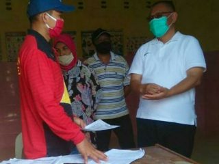 Plt Walikota Medan, Akhyar Nasution saat meninjau penyaluran bansos Pemko Medan di Kecamatan Medan Area, Sabtu (30/5/2020).