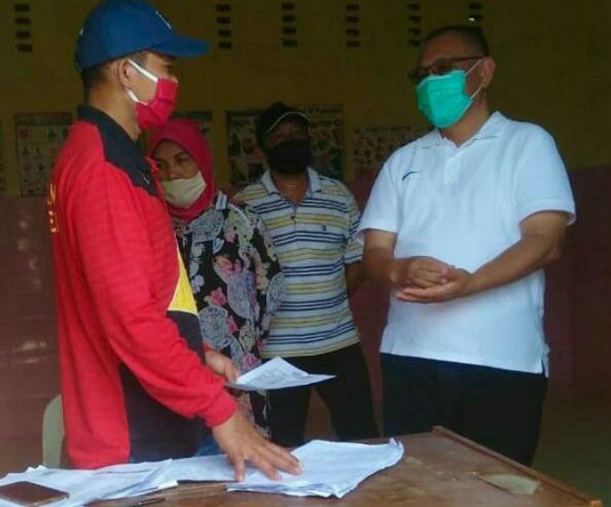 Plt Walikota Medan, Akhyar Nasution saat meninjau penyaluran bansos Pemko Medan di Kecamatan Medan Area, Sabtu (30/5/2020).