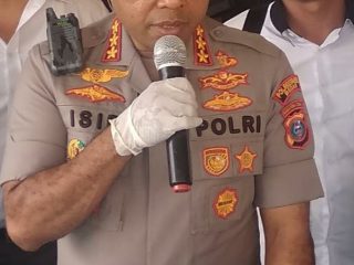 Kombes Pol Johnny Eddizon Isir dimutasi dan duduki jabatan baru sebagai Kapolrestabes Surabaya.