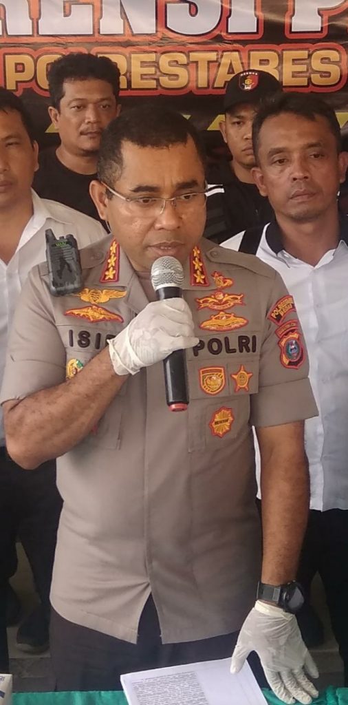 Kombes Pol Johnny Eddizon Isir dimutasi dan duduki jabatan baru sebagai Kapolrestabes Surabaya.