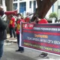 Kesatuan Perjuangan Rakyat (KPR) gelar aksi peringati hari buruh datangi kantor DPRD Sumut, Jum'at (1/5/2020)