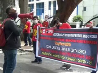 Kesatuan Perjuangan Rakyat (KPR) gelar aksi peringati hari buruh datangi kantor DPRD Sumut, Jum'at (1/5/2020)