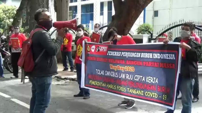 Kesatuan Perjuangan Rakyat (KPR) gelar aksi peringati hari buruh datangi kantor DPRD Sumut, Jum'at (1/5/2020)