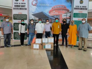 Penyerahan sumbangan alat pelindung diri (APD) oleh Titok Sembiring,dr Riyadh Ikhsan, dr M Oky Prabudi, Dian Septiana, dr Cut Aria Arina, Mhd Donny F, T.M.Erwinsyah dan diterima Direktur Utama RS USU Dr dr Syah Mirsya Warli, SpU (K).