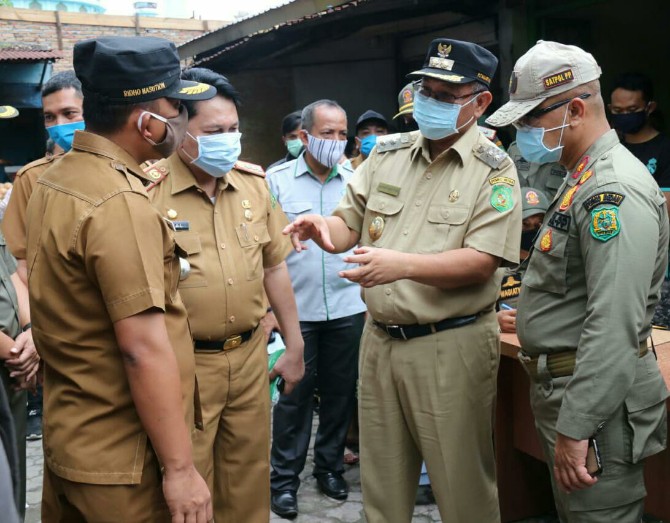 Plt Walikota Medan, Akhyar Nasution Instruksikan Kepada PD Pasar agar ingatkan ke pedagang di seluruh Kota Medan agar gunakan masker.
