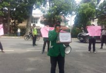 Mahasiswa Unjuk rasa di depan kantor Pertamina Marketing Operational Region (MOR) I Medan, Jalan Putri Hijau, Medan, Rabu (6/5/2020)