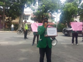Mahasiswa Unjuk rasa di depan kantor Pertamina Marketing Operational Region (MOR) I Medan, Jalan Putri Hijau, Medan, Rabu (6/5/2020)