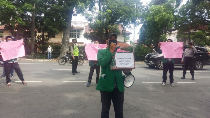 Mahasiswa Unjuk rasa di depan kantor Pertamina Marketing Operational Region (MOR) I Medan, Jalan Putri Hijau, Medan, Rabu (6/5/2020)