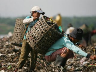 Akibat dampak Virus Corona penduduk Indonesia alami kemiskinan yang menyebabkan populasi kemiskinan semakin bertambah.