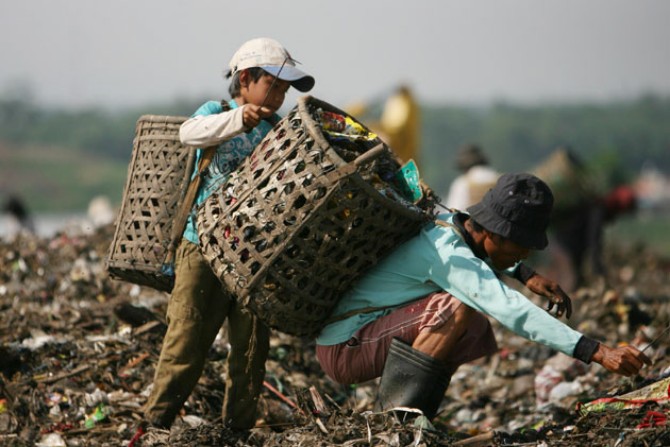 Akibat dampak Virus Corona penduduk Indonesia alami kemiskinan yang menyebabkan populasi kemiskinan semakin bertambah.