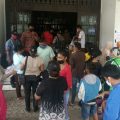 Puluhan warga Kota Medan datangi Kantor Dinas Sosial Medan di belakang Terminal Pinang Baris, Jumat (8/5/2020).