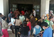 Puluhan warga Kota Medan datangi Kantor Dinas Sosial Medan di belakang Terminal Pinang Baris, Jumat (8/5/2020).