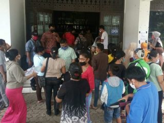 Puluhan warga Kota Medan datangi Kantor Dinas Sosial Medan di belakang Terminal Pinang Baris, Jumat (8/5/2020).