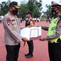 Kapolda serahkan piagam penghargaan atas pengorbanan mereka yang digelar di lapangan KS Tubun Polda Sumut