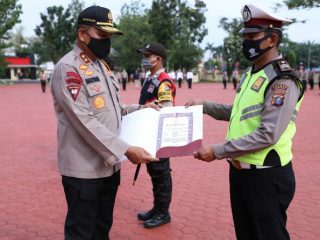 Kapolda serahkan piagam penghargaan atas pengorbanan mereka yang digelar di lapangan KS Tubun Polda Sumut