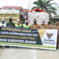 Bupati Asahan, Surya memberikan 1.000 karung beras kepada kaum dhuafa di Aula Kantor Camat Kisaran Barat.