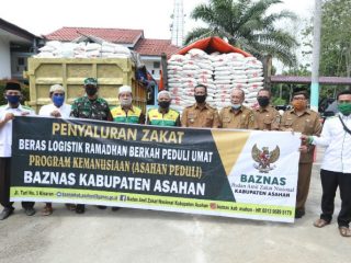 Bupati Asahan, Surya memberikan 1.000 karung beras kepada kaum dhuafa di Aula Kantor Camat Kisaran Barat.