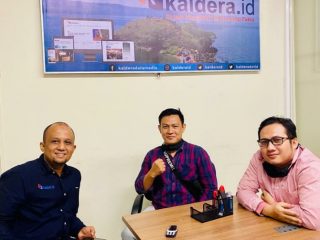 Ricky Alanda, kanan dan Ridwan (tengah) saat berbincang dengan redaksi kaldera.id di Jl. Laksana Medan, Rabu (13/5/2020), terkait PHK sepihak hotel Arya Duta terhadap 136 karyawan.