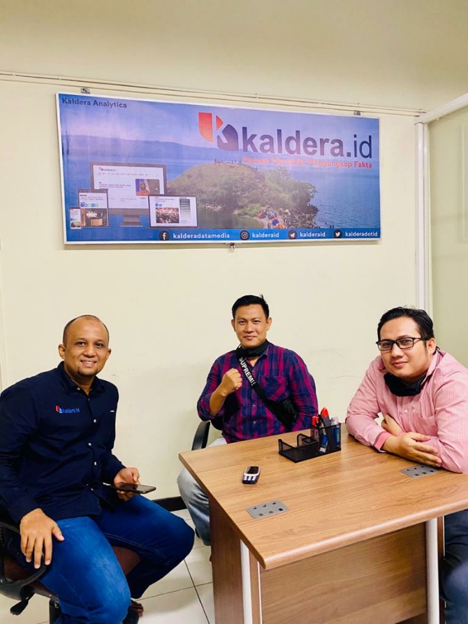 Ricky Alanda, kanan dan Ridwan (tengah) saat berbincang dengan redaksi kaldera.id di Jl. Laksana Medan, Rabu (13/5/2020), terkait PHK sepihak hotel Arya Duta terhadap 136 karyawan.