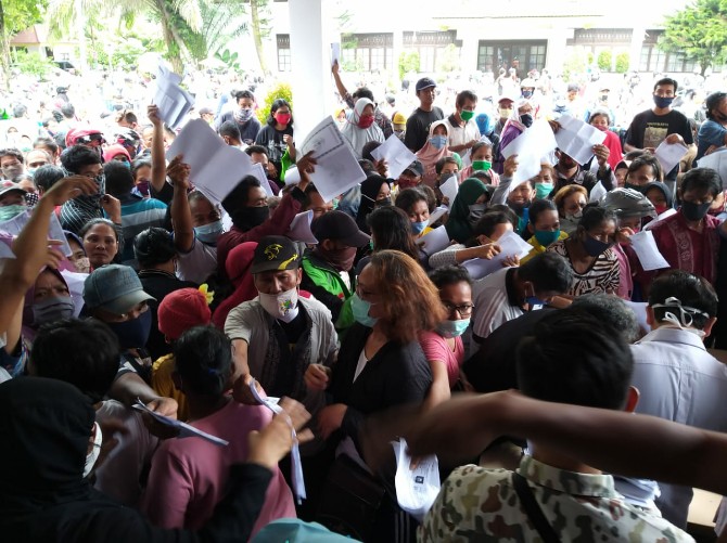 Konsentrasi Masyarakat di Kantor Dinas Sosial Kota Medan, Jalan Pinang Baris, Rabu (13/5/2020)