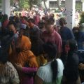 Kerumunan massa di depan Kantor Dinas Sosial Kota Medan, Rabu (13/5/2020)
