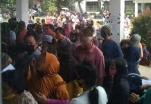 Kerumunan massa di depan Kantor Dinas Sosial Kota Medan, Rabu (13/5/2020)