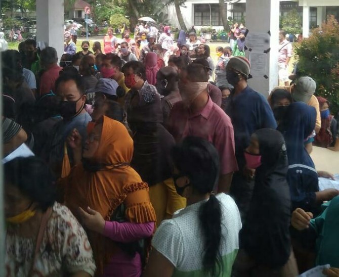 Kerumunan massa di depan Kantor Dinas Sosial Kota Medan, Rabu (13/5/2020)