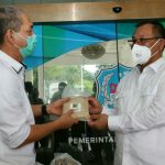 Direktur Komersial PTPN II, Muhammad Arwin Nasution menyerahkan bantuan gula pasir secara simbolis kepada Plt Walikota Medan, Akhyar Nasution di Halaman Kantor Walikota Medan, Kamis (14/5/2020). Bantuan tersebut rencananya akan diserahkan kepada 42 Panti Asuhan di Kota Medan