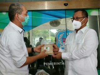 Direktur Komersial PTPN II, Muhammad Arwin Nasution menyerahkan bantuan gula pasir secara simbolis kepada Plt Walikota Medan, Akhyar Nasution di Halaman Kantor Walikota Medan, Kamis (14/5/2020). Bantuan tersebut rencananya akan diserahkan kepada 42 Panti Asuhan di Kota Medan