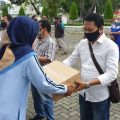 Penyerahan bantuan paket Sembako kepada Ketua DPD Organda Sumut Haposan Sialagan di halaman kantor Dinas Perhubungan Sumut Jalan Imam Bonjol Nomor 61, Jumat (15/5/2020).