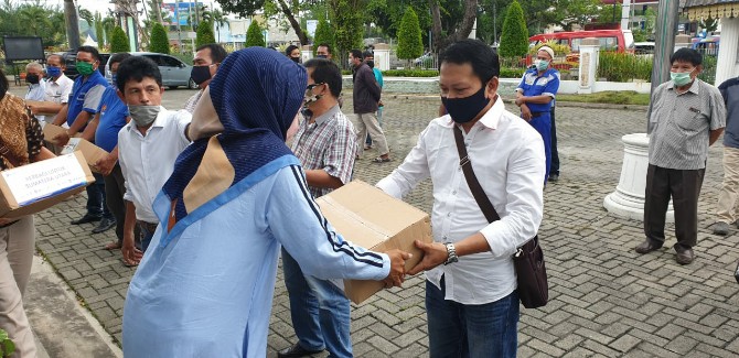 Penyerahan bantuan paket Sembako kepada Ketua DPD Organda Sumut Haposan Sialagan di halaman kantor Dinas Perhubungan Sumut Jalan Imam Bonjol Nomor 61, Jumat (15/5/2020).