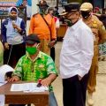 Plt Walikota Medan, Akhyar Nasution saat menyalurkan bantuan Pemko Medan.