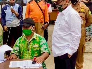 Plt Walikota Medan, Akhyar Nasution saat menyalurkan bantuan Pemko Medan.