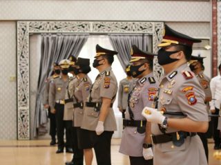 Kombes Pol Riko Sunarko menggantikan Kombes Pol Jhonny Eddizon isir yang diangkat menjadi Kapolrestabes Surabaya. Sertijab dilakukan di Aula Tribrata Mapolda Sumut, Senin (18/05/2020).