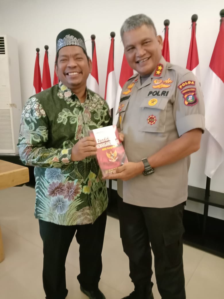 Rektor UINSU Prof Dr KH Saidurrahman MAg menyerahkan buku karyanya sendiri kepada Kapoldasu Irjen Pol Martuani Sormin, belum lama ini. (dok)
