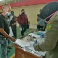 Warga Kota Medan mengambil KTP yang disita Personil Satpol PP Kota Medan karena tidak menggunakan masker saat razia beberapa hari lalu
