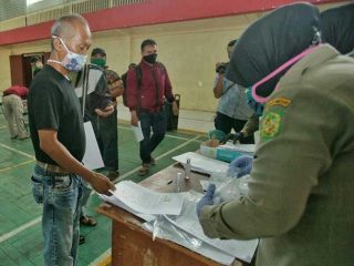 Warga Kota Medan mengambil KTP yang disita Personil Satpol PP Kota Medan karena tidak menggunakan masker saat razia beberapa hari lalu