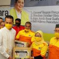Kader Golkar Sumut Drs Musa Rajekshah menyerahkan secara simbolis bantuan paket sembako dan masker kepada salah seorang perwakilan kader Golkar dari kabupaten/kota di GOR Cemara Asri Jl. Cemara Desa Sampali Kecamatan Percut Seituan.