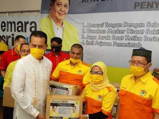 Kader Golkar Sumut Drs Musa Rajekshah menyerahkan secara simbolis bantuan paket sembako dan masker kepada salah seorang perwakilan kader Golkar dari kabupaten/kota di GOR Cemara Asri Jl. Cemara Desa Sampali Kecamatan Percut Seituan.