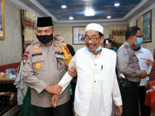 Kapolda Sumut, Irjen Pol Martuani Sormin saat silaturahmi dengan para tokoh lintas agama di Pondok Pesantren Al-Kautsar Al-Akbar, Medan, Minggu (24/05/2020).