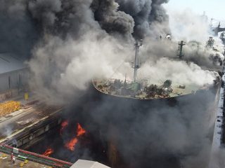 kebakaran yang menghanguskan kapal tanker MT Jag Leela di dermaga galangan kapal milik PT Waruna Nusa Sentana Shipyard Belawan, Medan